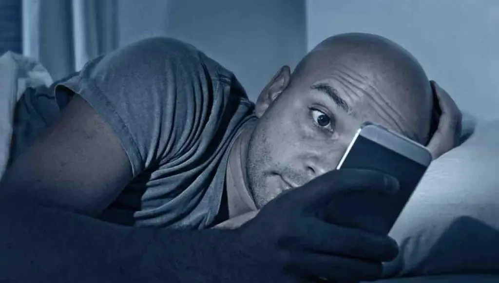 how-sleeping-with-your-phone-increases-the-risk-of-cancer-and-infertility